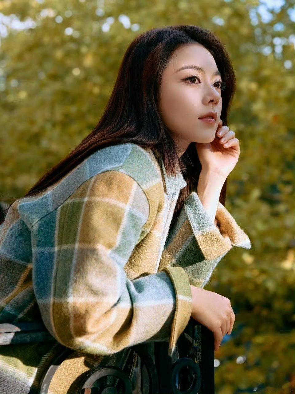 赵今麦在国外美成啥了[捂眼睛][捂眼睛][捂眼睛]麦麦出个国怎么美成这样，初秋的阳光洒下，阳
