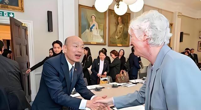 抛开政治不谈，对于韩国瑜，个人觉得：他在外国人面前表现非常有意思。把鞠躬当家常便
