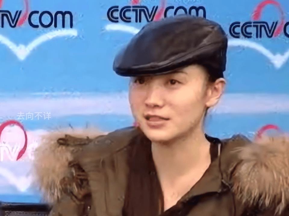 这是2008年，28岁的宋佳素颜接受央视采访的片段。现在应该没有几个女明星愿意这