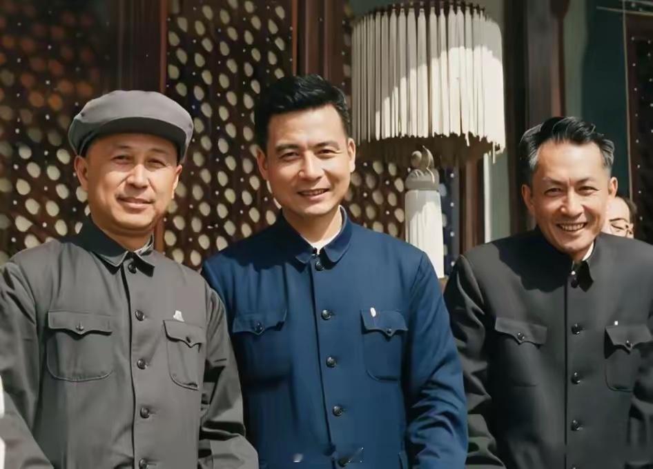 1966年10月1日，在天安门城楼上观礼时，张爱萍为三位科学家拍摄的合影。左起钱