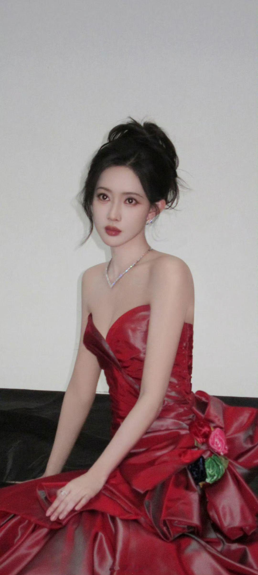 孟子义尖叫之夜抹胸红裙穿搭全屏壁纸，身材好好孟