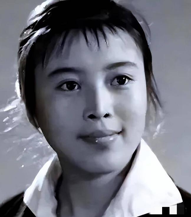 66岁的丁嘉丽最近在海边的照片被晒出来啦！头发白了也没染，身上穿着简单的黑衣服，