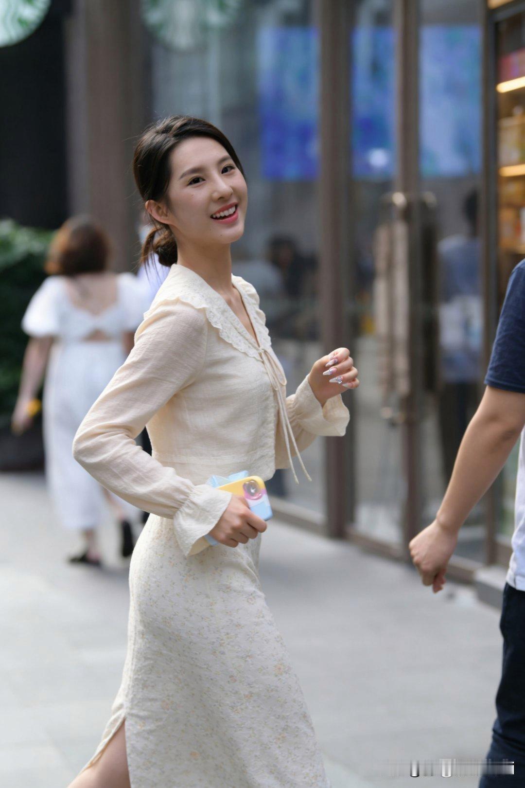 阳光明媚的午后，漫步街头简直不要太惬意。街道两旁的店铺琳琅满目，橱窗里的商品在阳