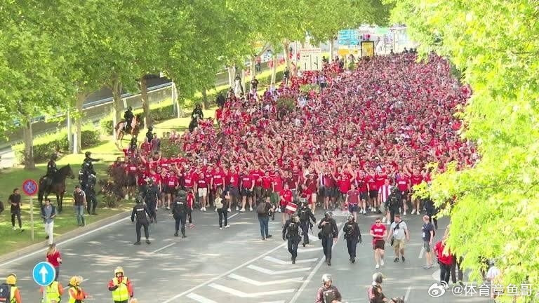 欧冠赛前马德里涌现了庞大的拜仁球迷群体！官方预计有3875名球迷将齐聚伯纳乌球