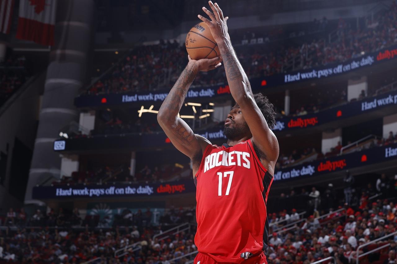 火箭伊森终于从续约未成的阴影中走出来了!开季连续两场低迷之后,伊森在上一场打篮