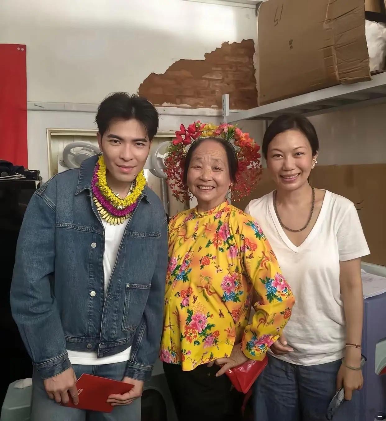 萧敬腾和老婆林有慧，现身福建泉州，体验特色簪花！​​​