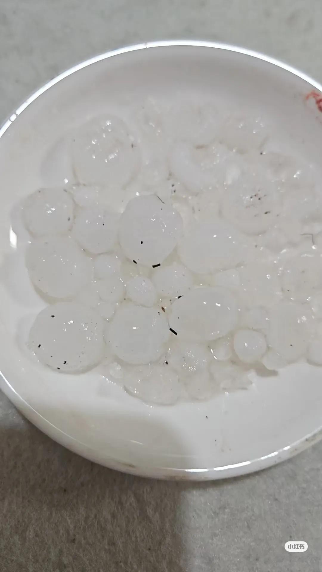 这都五月份了，居然下这么大的冰雹！我们陕西这边近期特别干旱，希望多下点雨就行了，