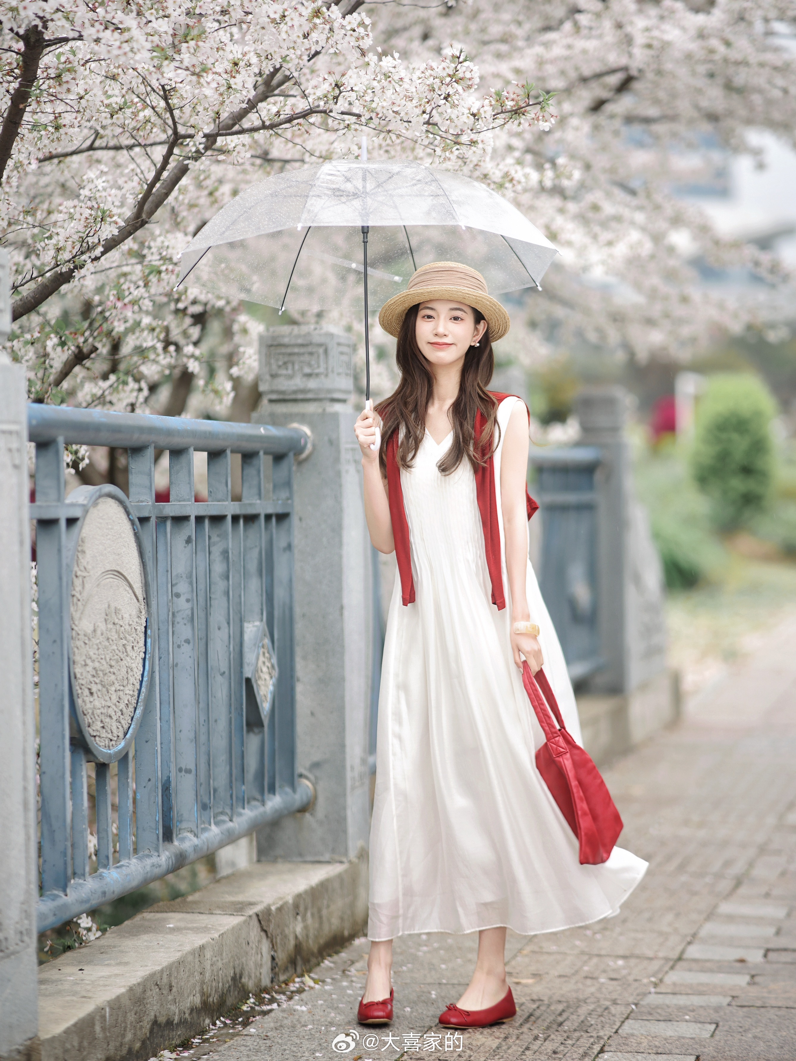 又是谁的白月光连衣裙！天丝材质的轻盈飘逸还特舒服～和浪漫花花的季节绝配！