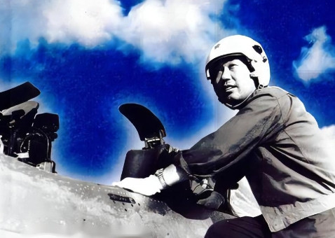1977年6月，西安农民正在地里忙碌，突然看见一架战斗机低空掠过头顶。197