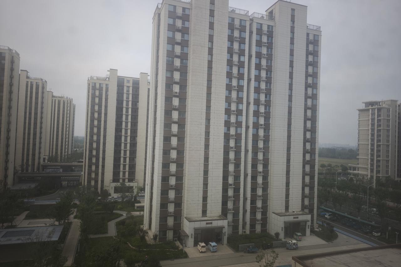 朋友兄弟俩个，兄弟后来去城市发展，在市里买了房子娶了老婆。哥哥见兄弟不在家混了