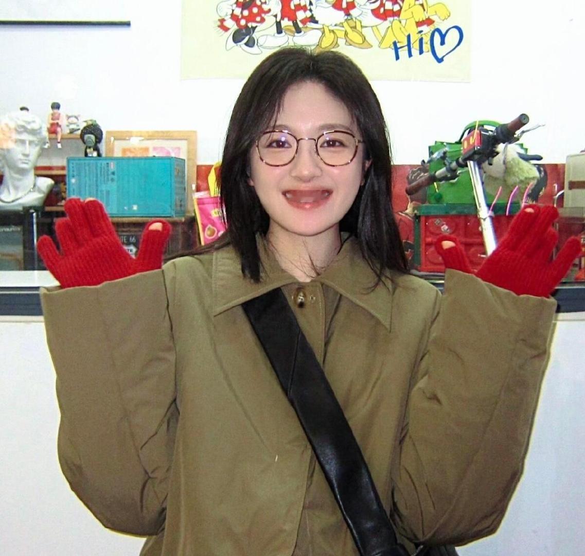 李兰迪的秋日冰奶茶滤镜李兰迪的秋日氛围感真的是天生的！站在路灯下，光晕把她裹住