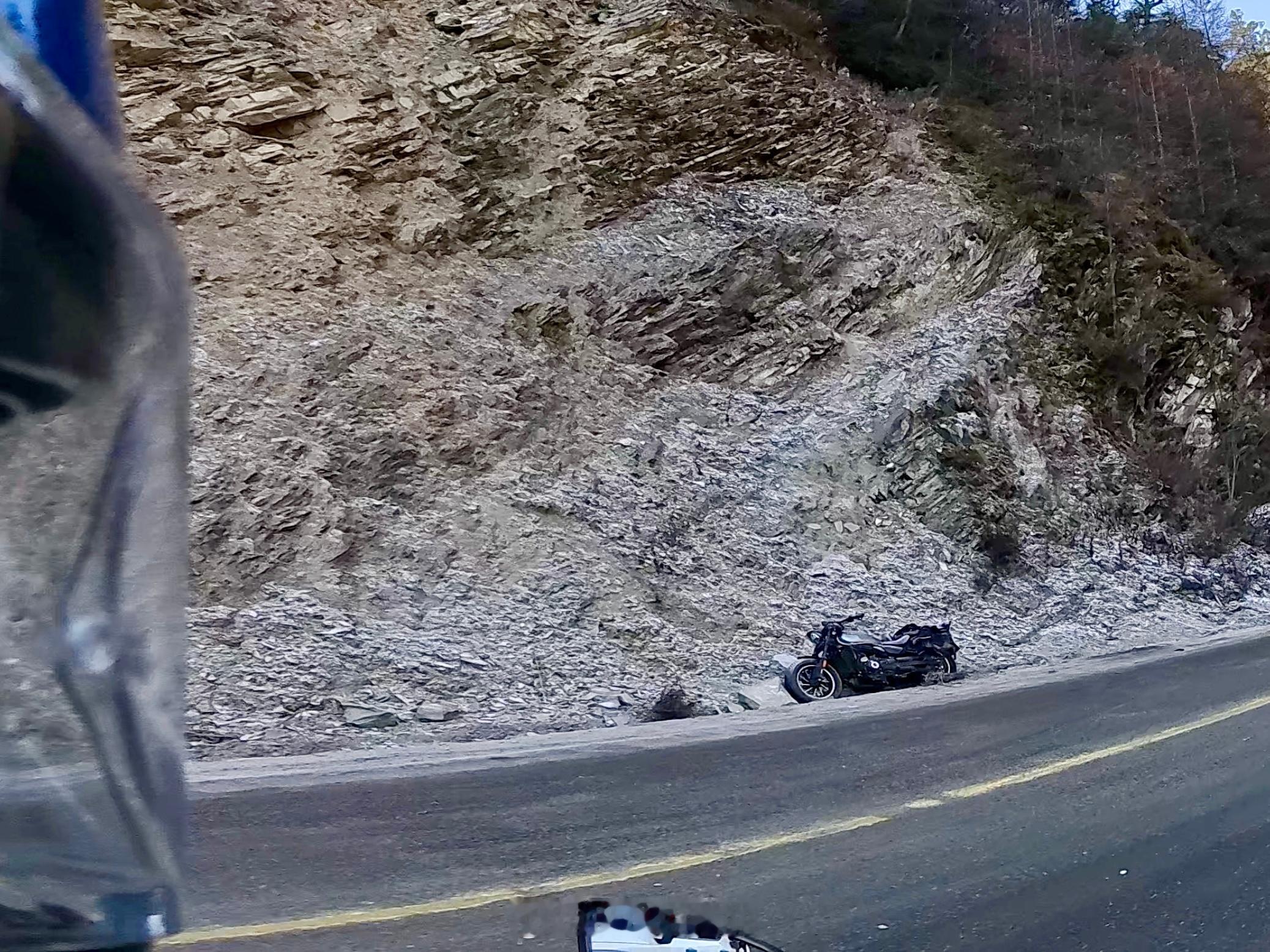 和摸摸去摩旅今天刚过邓生沟上山，就看见路边沟里有台春风CLC，下山的弯道上有泥