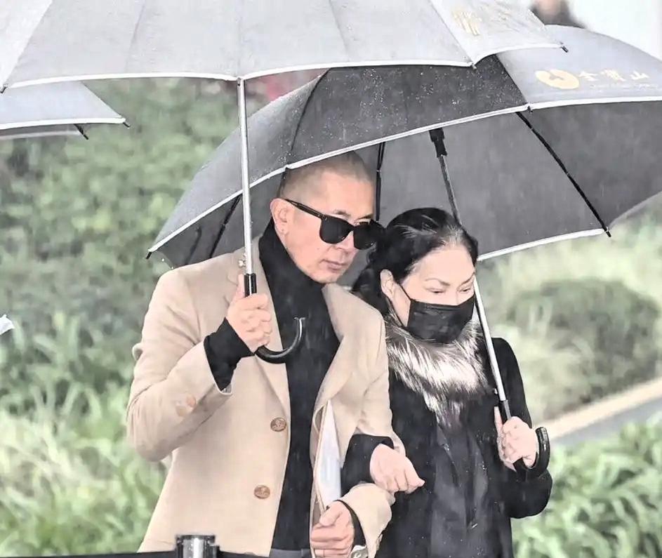 逝去与争议，大S周年祭的波澜2024年，大S走了一年了，挺快的，大家都记得这事