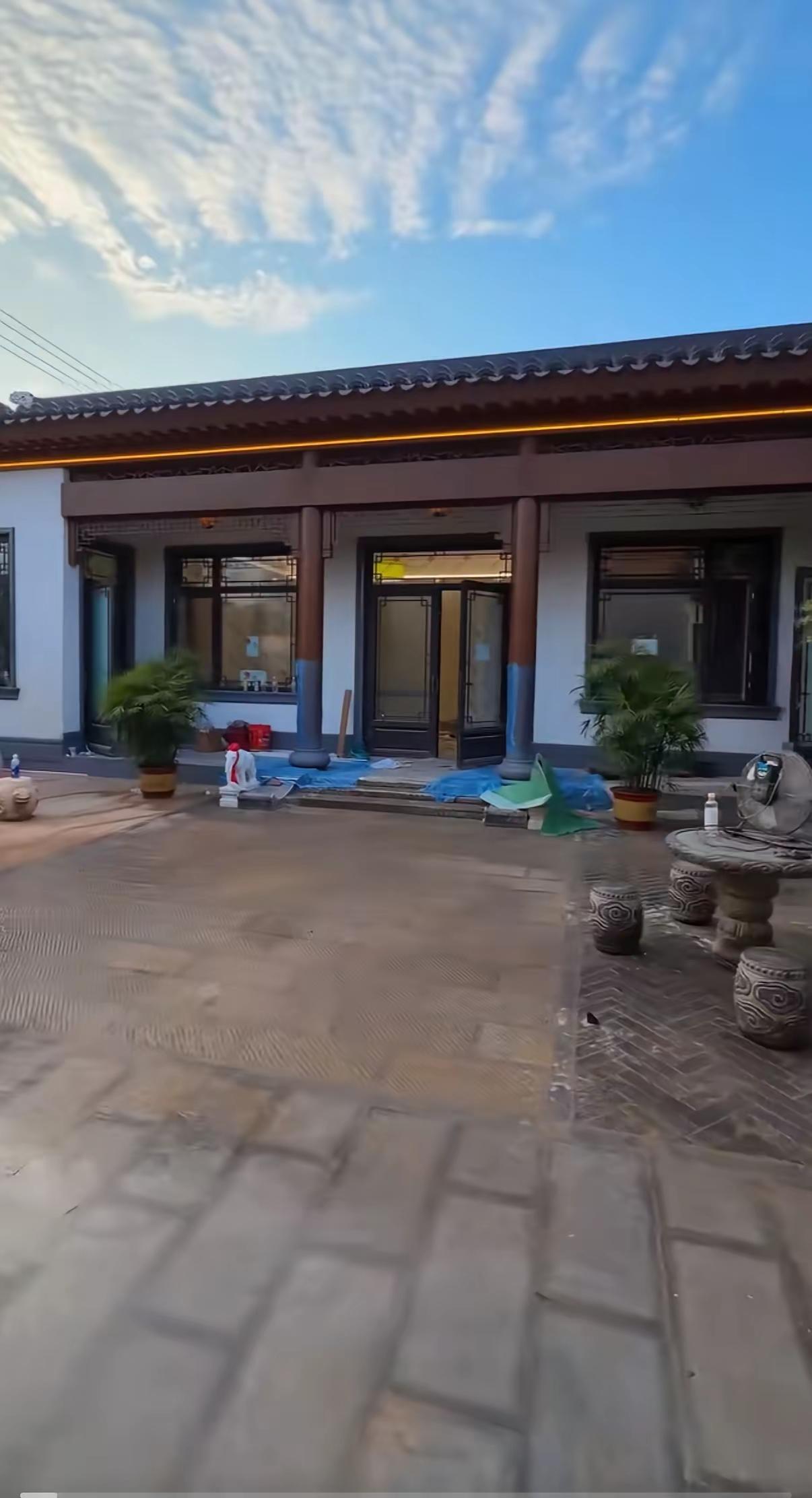 麦小登给爸爸建的四合院，终于落地了！当初有人拦着不让盖，如今新家拔地而起，只能