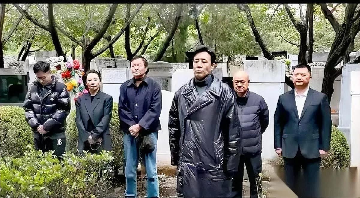 于和伟这操作太特别了！戏杀青后他竟独自…直奔福州文林山吴石墓。没搞庆功宴