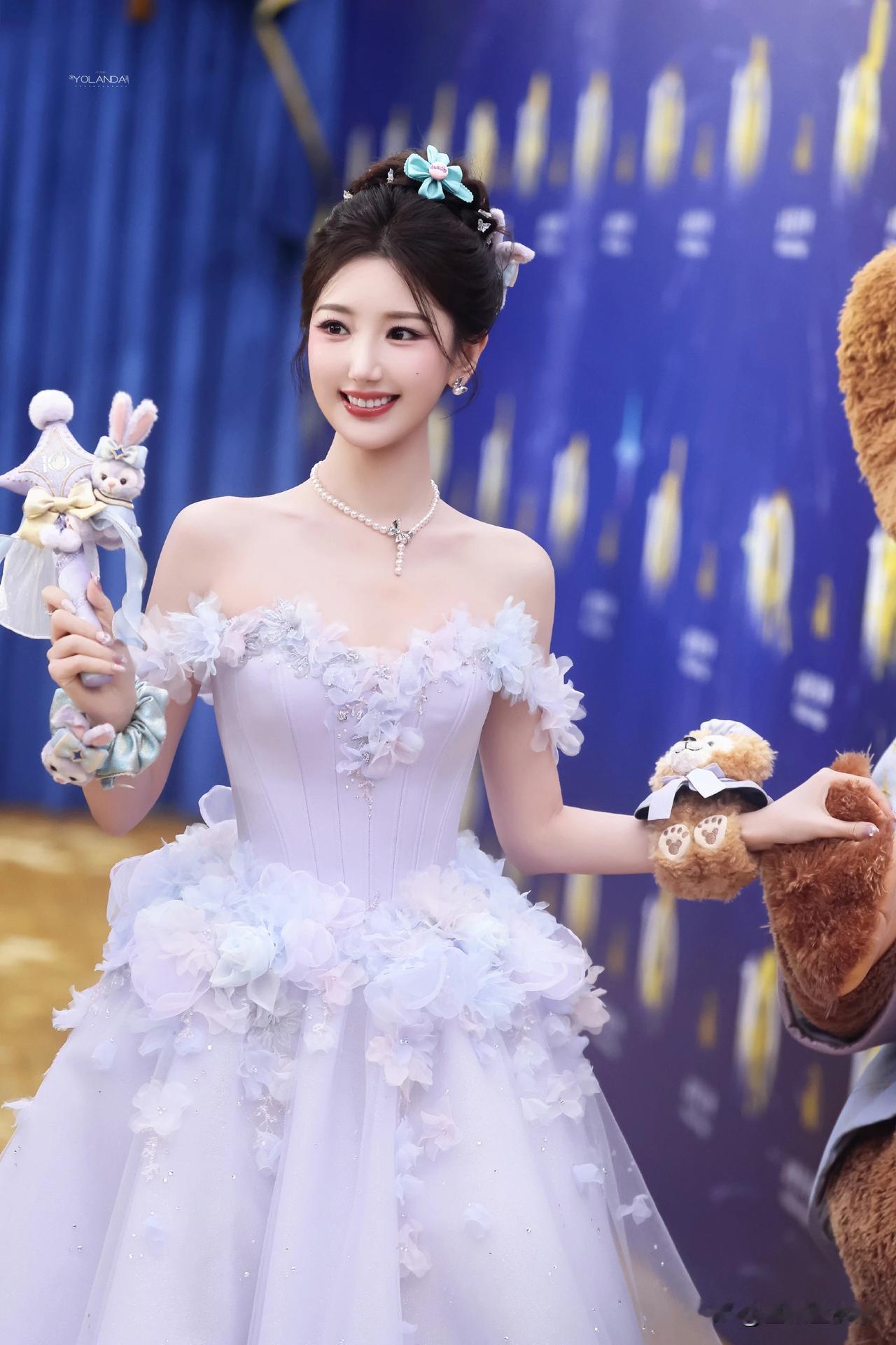 毛晓彤身穿淡紫花漾裙，在迪士尼十周年庆典里，就像一位真人公主👸🏻