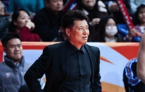 刚刚换帅的新疆男篮取得比赛的胜利，虽然说前任主教练刘炜是因为身体原因离开了，但是