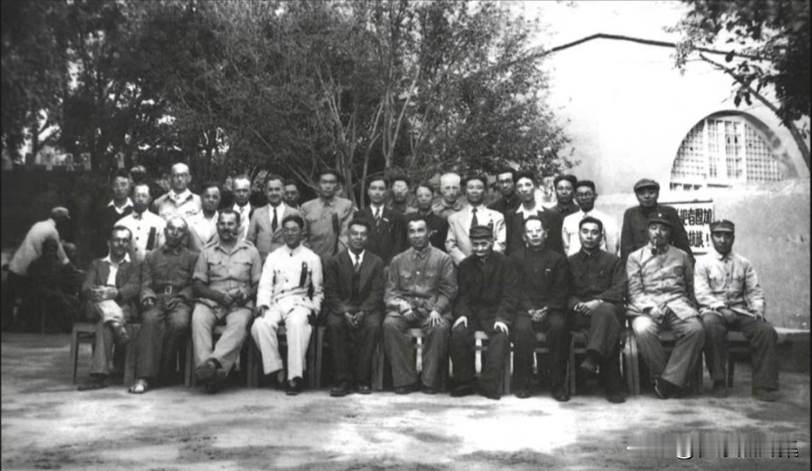 1944年6月，朱德、周恩来、贺龙、王震、杨尚昆等领导人在延安会见中外记者西北参