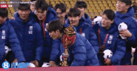 韩国队这次终于没有对“熊猫杯”不敬，韩国队这次获得“熊猫杯”比较高兴，韩国队长抱