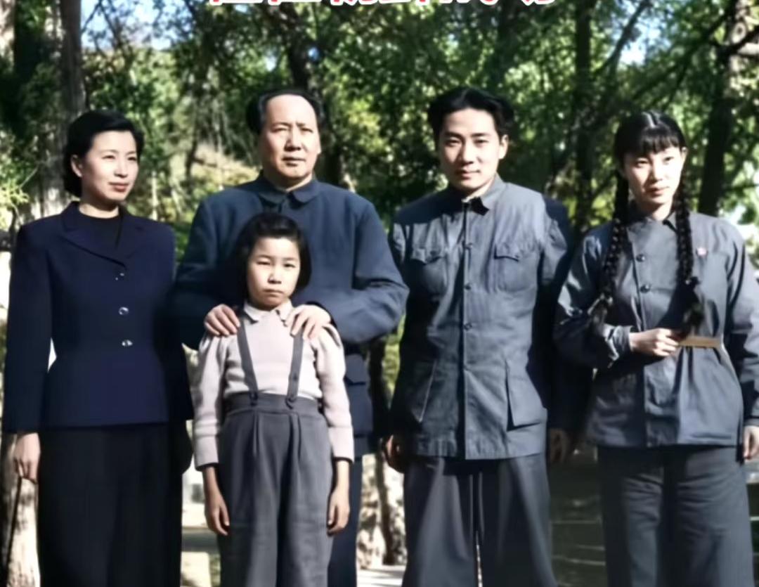 老照片1949年新中国成立前夕的一张全家福，一年多后，毛岸英牺牲在朝鲜战