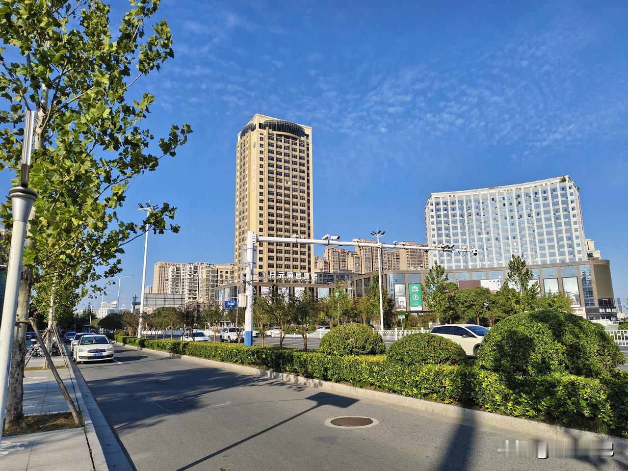 看看江苏城市宿迁的城建，江苏13太宝排名12。鳞次栉比的高楼，摩天大楼，我被惊