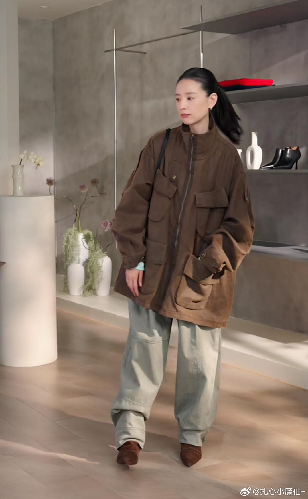 董洁直播间的衣服真的有人买吗？看起来一点也没有型…把脸遮住，衣服都不能看​​​