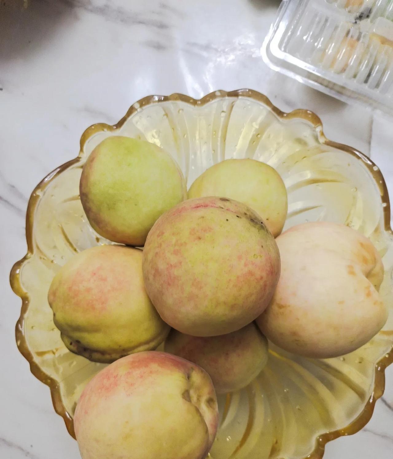 我朋友现在很纠结，因为最近老公天天喊着要让她辞职，说她在家可以洗衣做饭，接送孩子