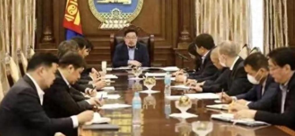 蒙古国乱成一团，反华到底图啥，20年后谁救谁？蒙古国首都乌兰巴托的街头又闹起来了