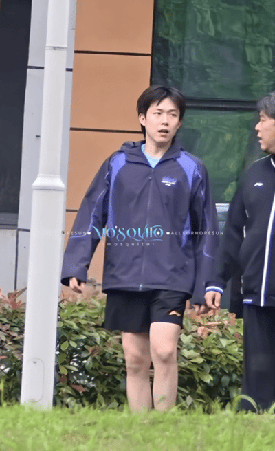 4.12日，王楚钦和孙逊教练一起去练习体能两个人边走边聊天，的确，师徒磨合的