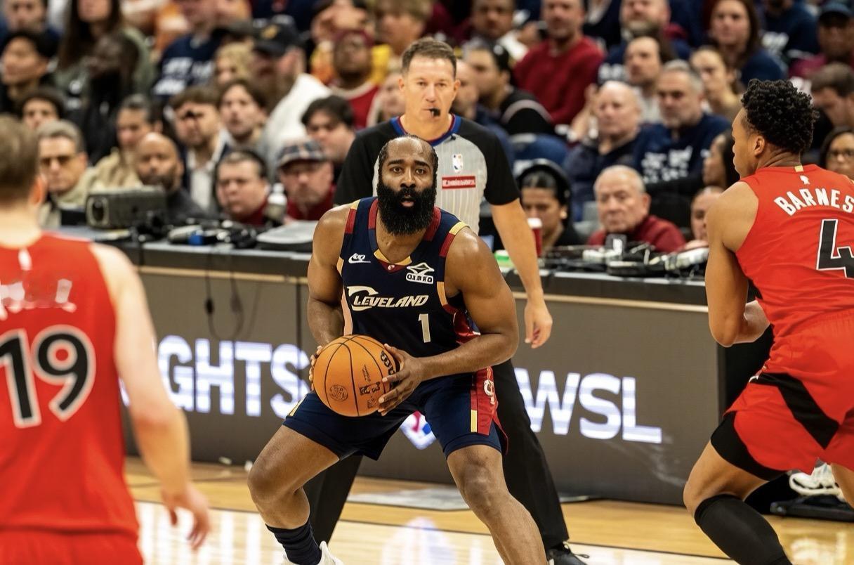 米切尔像武将，擅长用实力硬解，犹如七进七出的赵子龙；哈登像智将，从战术层面瓦解对