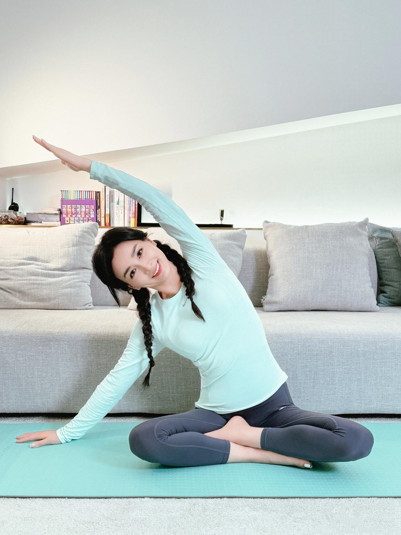 张庭日常瑜伽健身组图。张庭