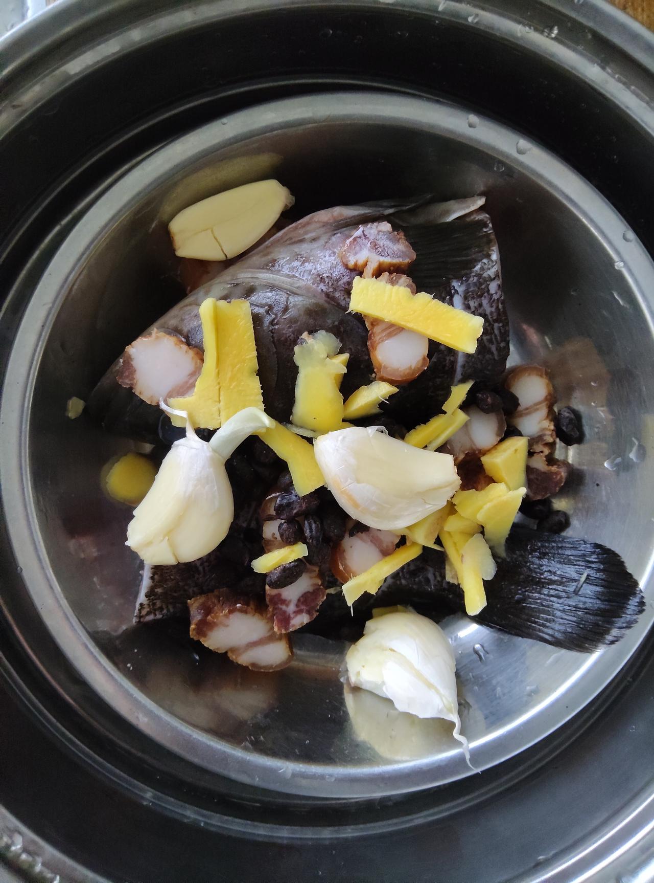 午饭就清蒸石斑鱼。鱼不大，七两左右。先把鱼处理干净，配上姜丝大蒜，然后调上酒酱