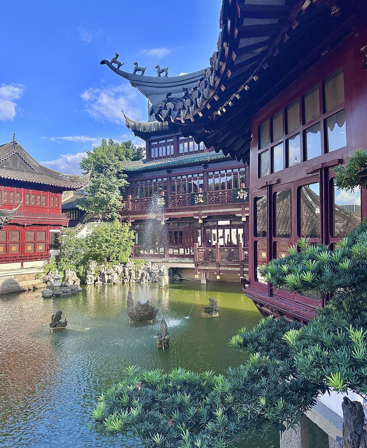 国庆假期跟着朋友打卡上海豫园，本以为能沉浸式体验老上海的古韵风情，结果作为义乌人