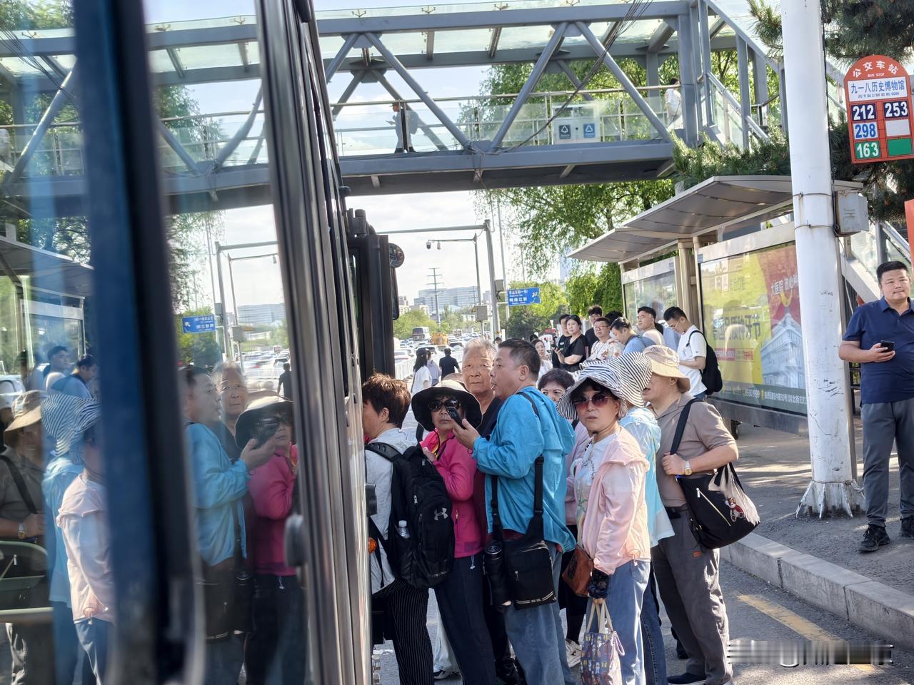 公交车上的暖心一幕…今天坐298路公交车，路过九一八历史博物馆站点时，一下