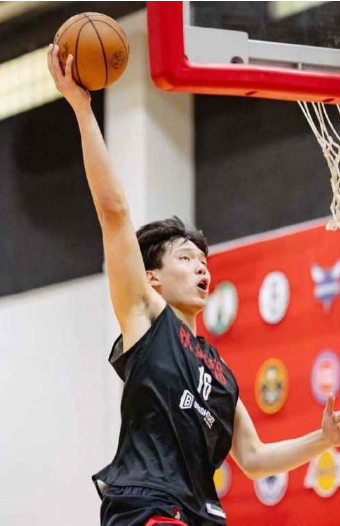 斯普利特觉得杨瀚森最近打得很不错，他在场上拼搏、努力。作为一名新秀，有些人一到球