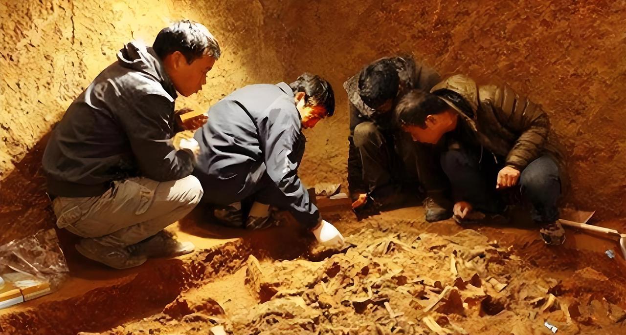 许多人以为殉葬就是把活人推进地宫，在封闭后哭喊等死。事实上，为了生存，殉葬的人可
