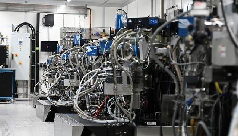 荷兰政府这次踢到铁板了!他们强行冻结中资企业安世半导体的资产,结果引发连锁危机,