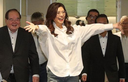 郑丽文离京返台，国民党“敲锣打鼓”般接机，和出发时的情况完全不一样！4月12