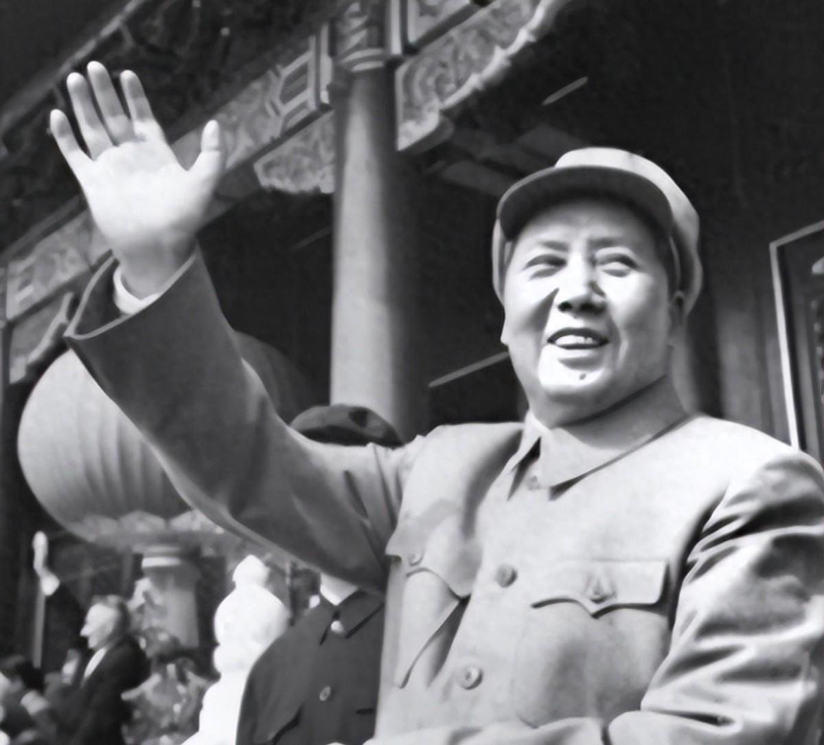 1963年毛主席在接见国务院领导时，意外认出一位老熟人，高兴地说我们之间其实还有