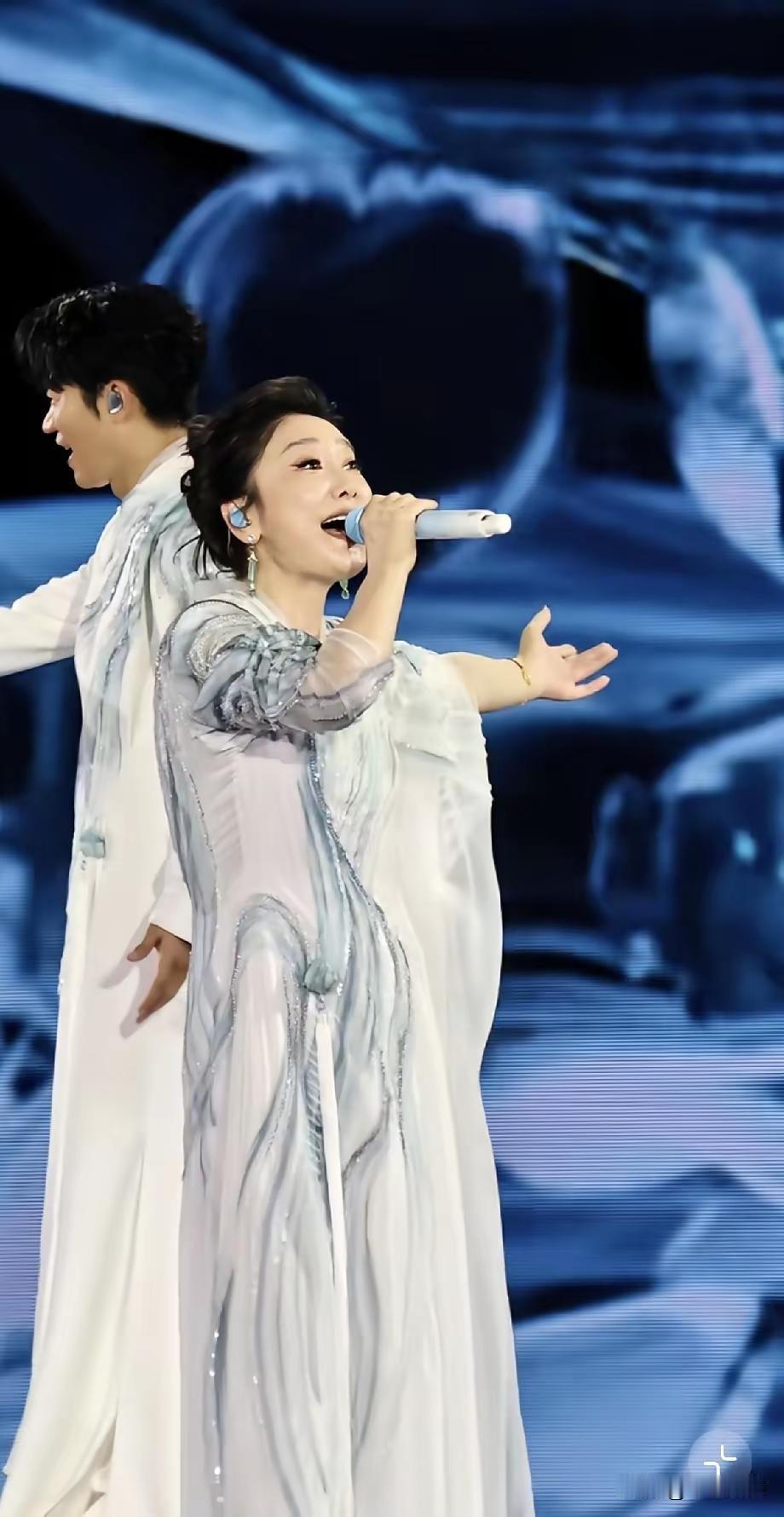 凤凰传奇每次的演唱会，觉得他们两个的衣服都又美又有国风范，特别的有味道。两个人