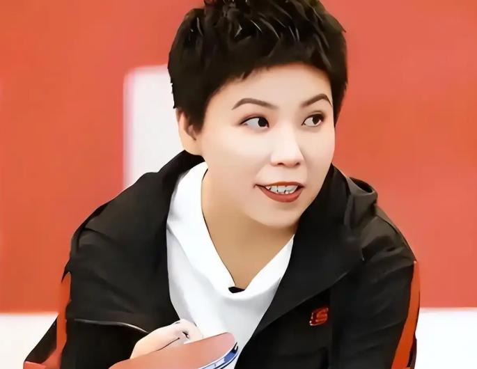 国乒队员能不能穿金戴银，邓亚萍一针见血指出缘由，她说，女孩子爱美是天性，