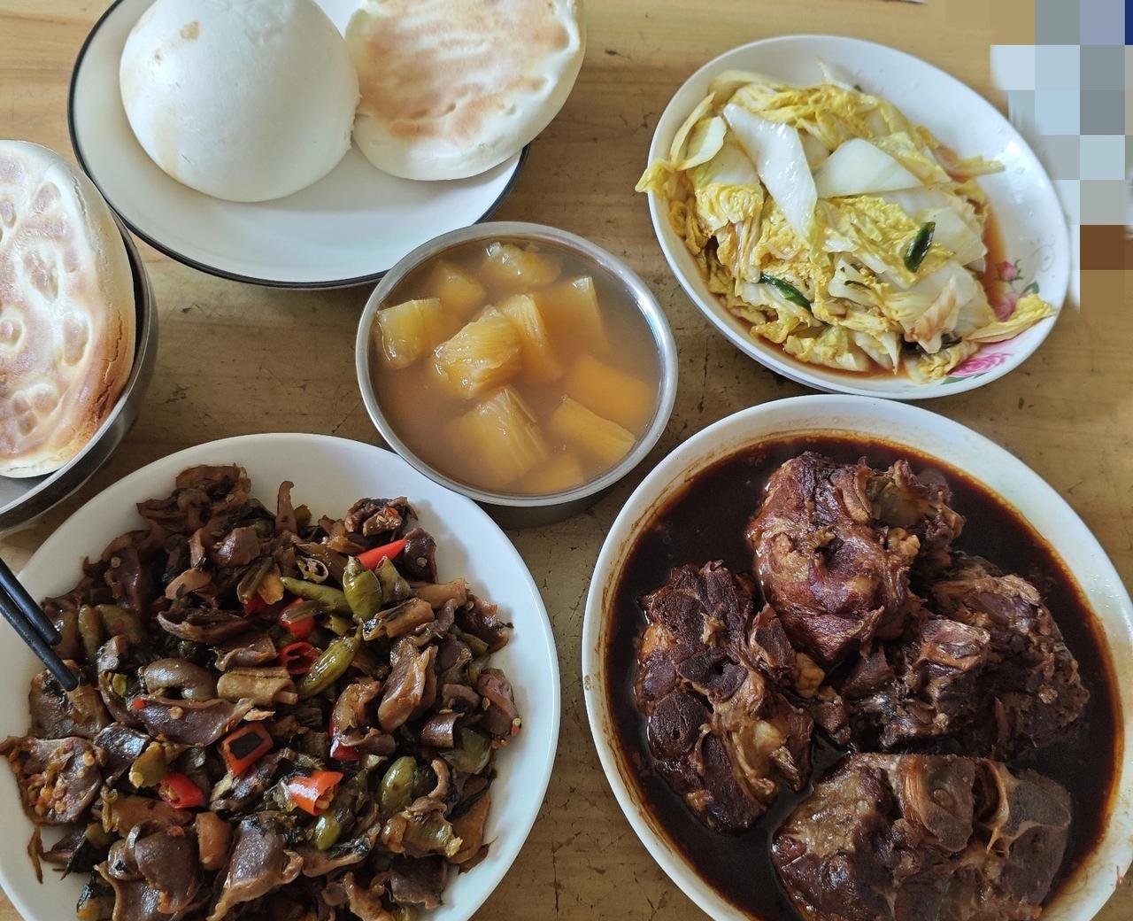 你能想象吗？这满满一桌菜，竟然10分钟就完成了出餐，几乎都是预制菜。桌上的酱骨
