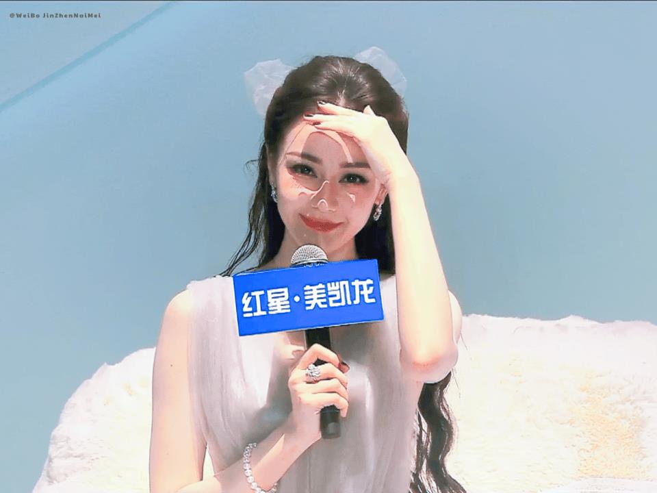 内娱除了迪丽热巴还有谁能扛住这超绝大顶光！热巴今日的活动造型新鲜出炉，这套高定