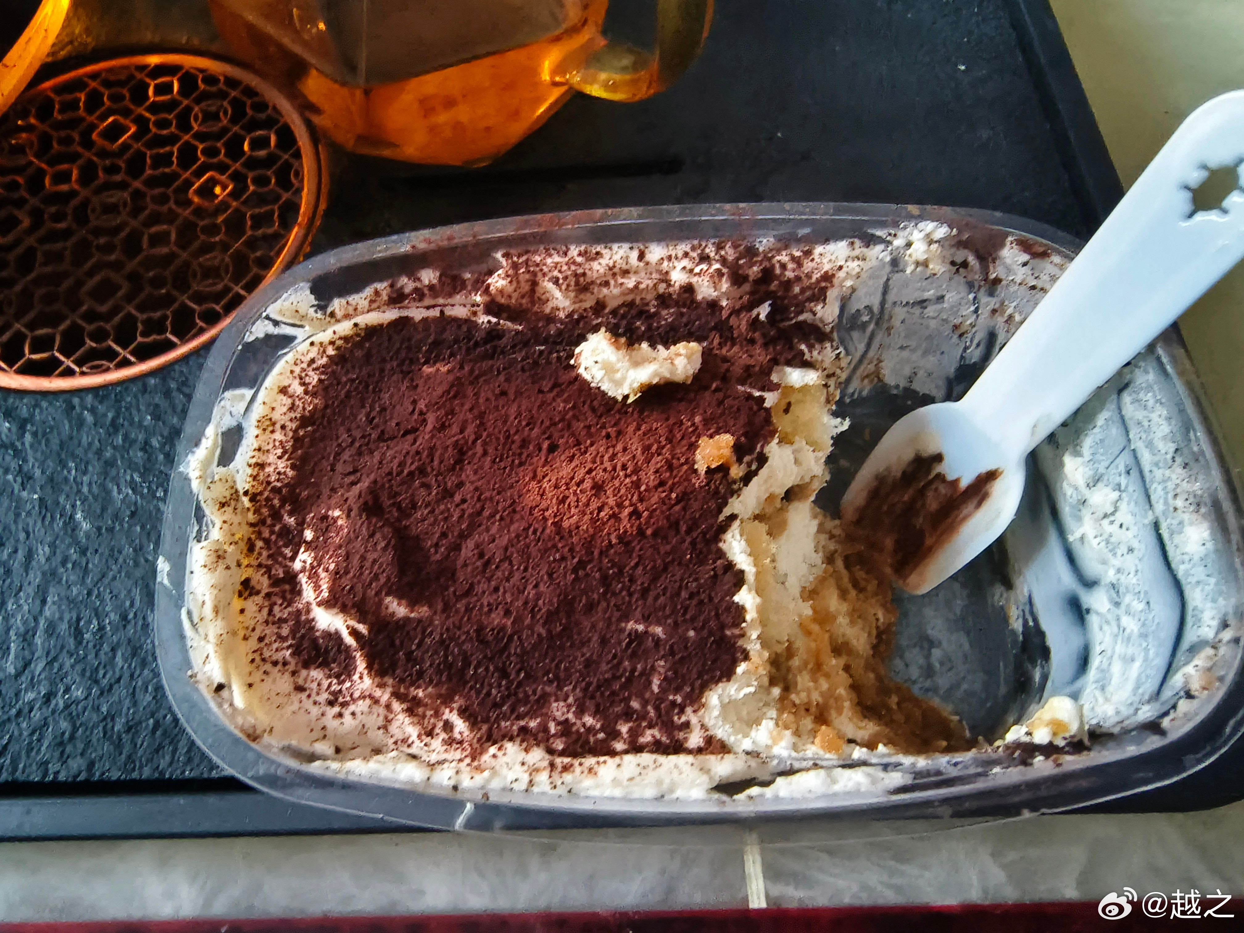 朋友夫妇来看我，给我送了四个自己做的提拉米苏，简直太好吃了，配红茶绝配。自己还能