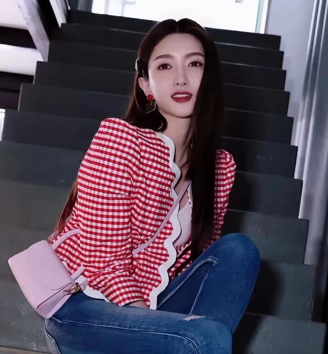 江疏影卸妆后显得苍老，颜值与路人没区别，妆前后各有魅力卸妆前卸妆后卸