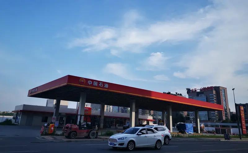 有位股民，13.5元买进中油资本，上来就干了25600股。本来想着抄个底，结果股