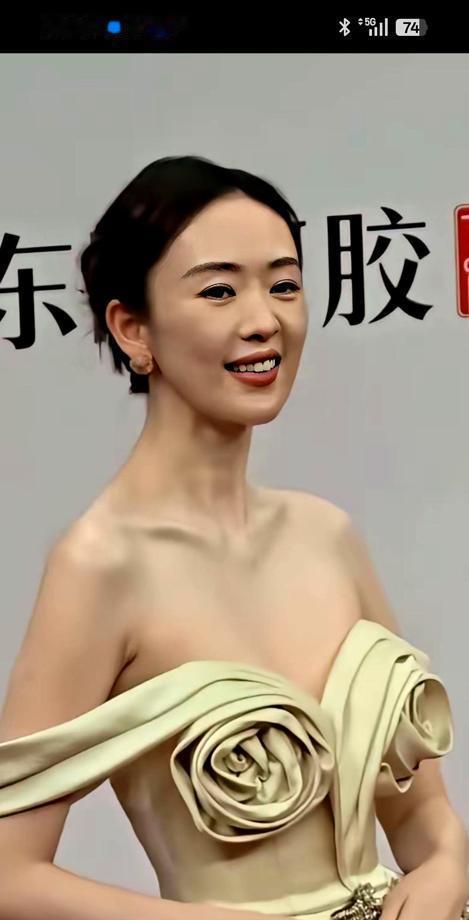 红毯上被工作人员“请”走，不是因为她穿得少，是因为她没带作品。戛纳的保安比国内