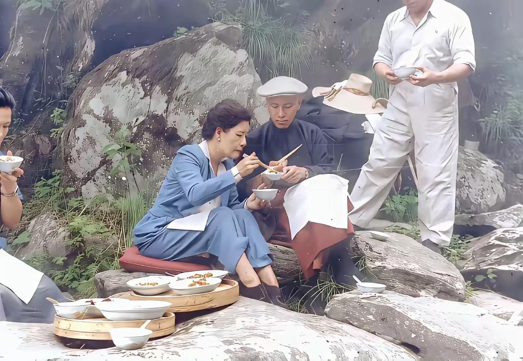 蒋介石夫妇庐山野餐图。