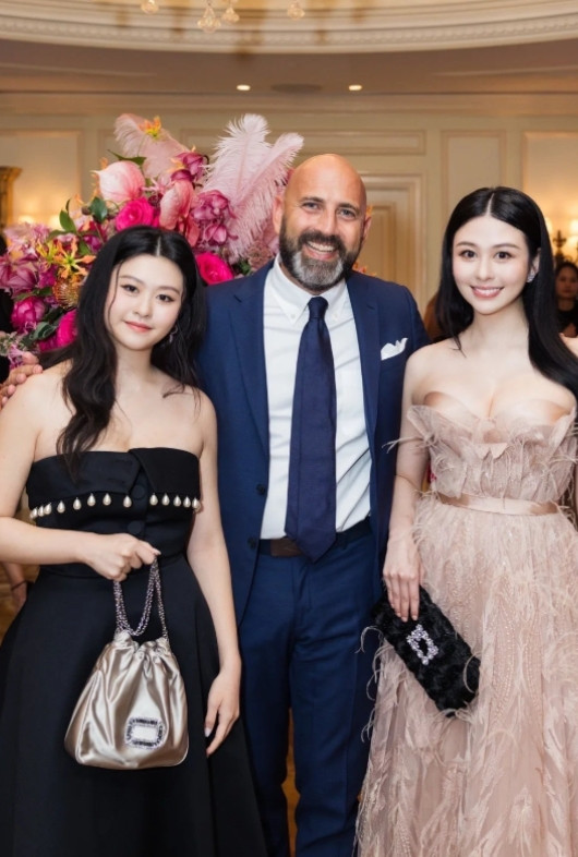 我的天！娱乐圈的审美终于要被“拨乱反正”了吗？近日，“性感女神”邱淑贞的大女儿沈