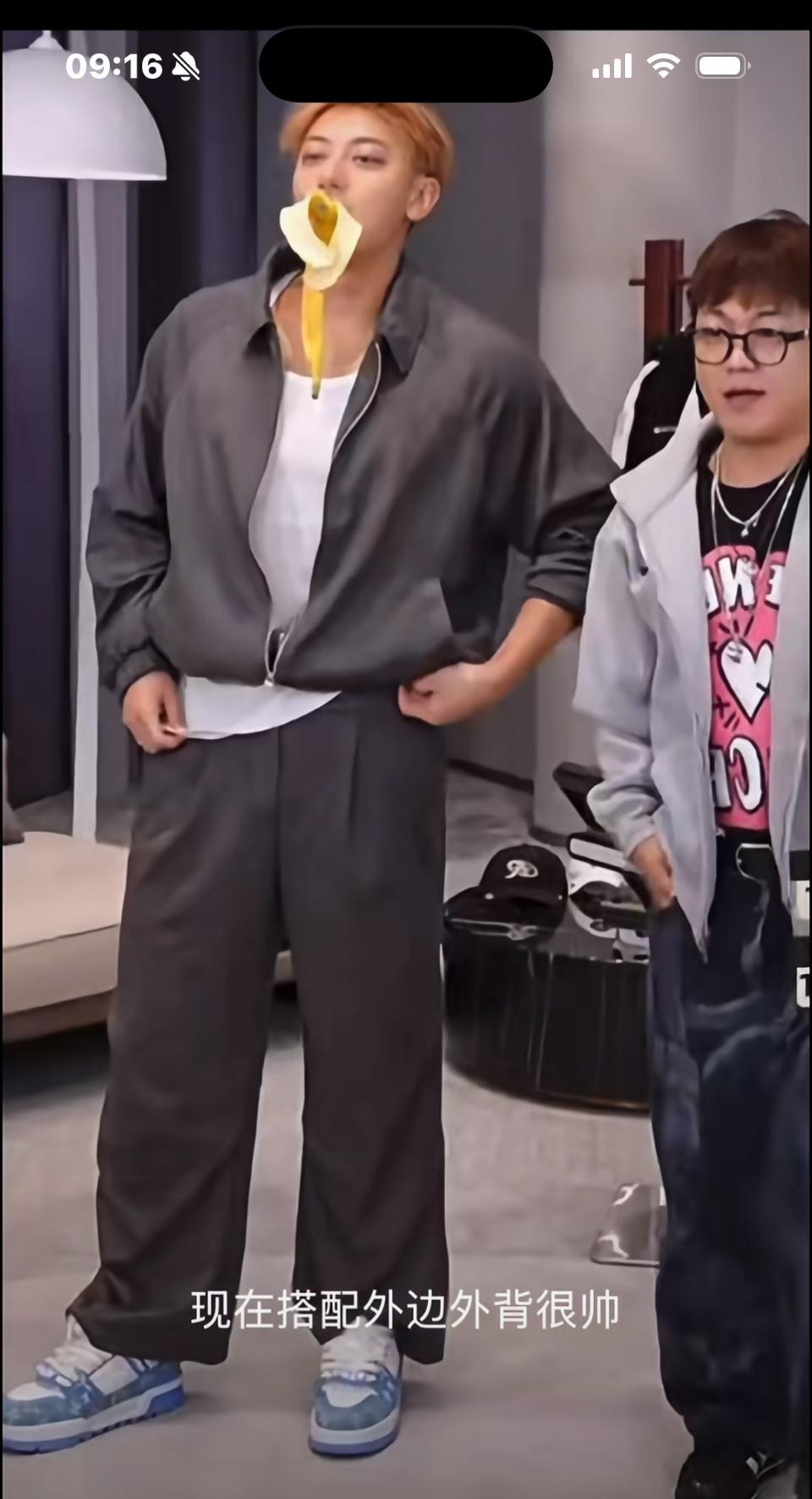 黄子韬直播带货,连换五件衣服,边穿边骂:“这玩意儿谁买的?”女主播刚开口,他